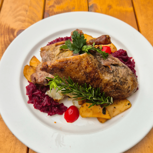 Kaczka pieczona na jabłkach z żubrówką