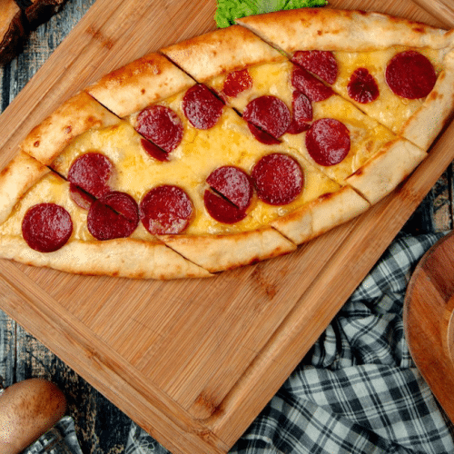 Pide z sucuk