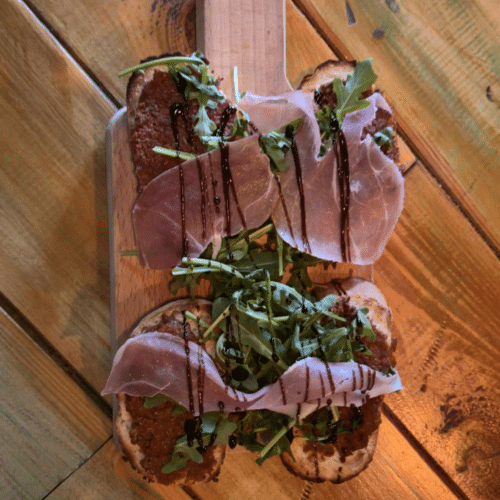 Grzanki z pastą z suszonych pomidorów, jalapeño