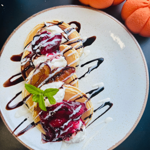 5. pancakes z karmelizowaną śliwką, białym serem