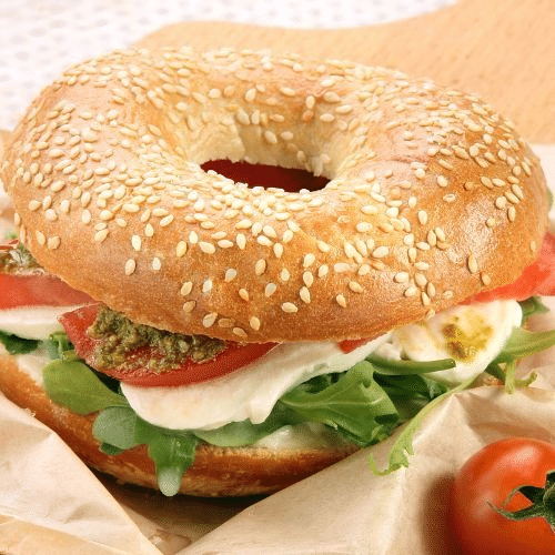 Bajgiel z pesto, mozzarellą, rukolą i pomidorem