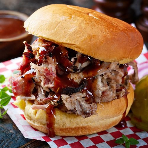 Bajgiel z szarpaną wieprzowiną BBQ