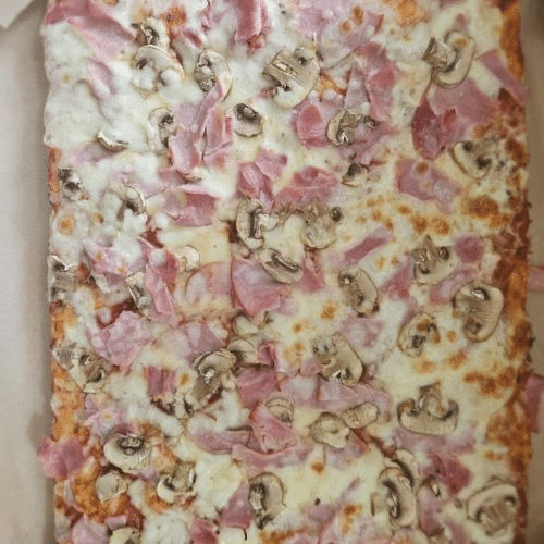 Pizza z serem, szynką i pieczarkami