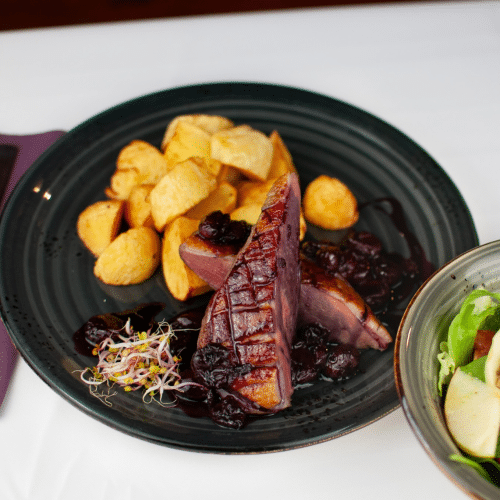Kaczka sous- vide w sosie wiśniowym