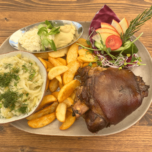 Golonka z kością podana z chrzanem i musztardą