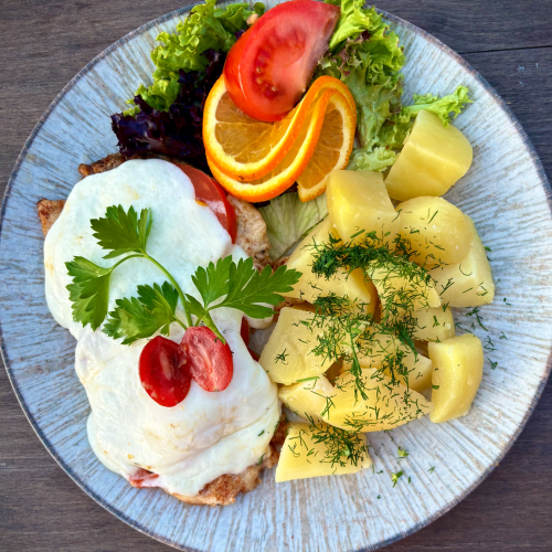 Pierś z kurczaka w ziołach z pomidorem i świeżą mozzarellą 200g