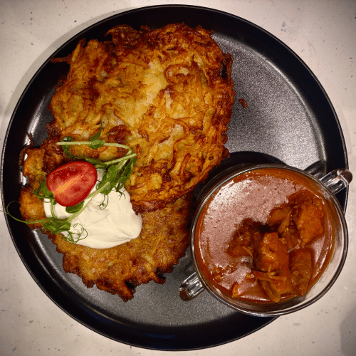 Placki ziemniaczane z gulaszem 2 szt.