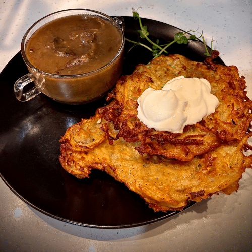 Placki ziemniaczane z sosem grzybowym 2 szt.