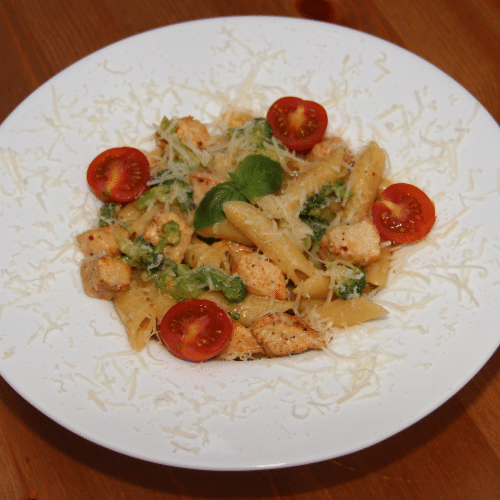 Penne z kurczakiem i brokułami