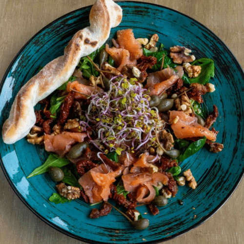 Sałatka z wędzonym łososiem