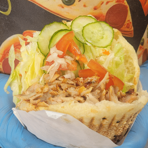 Bułka świeżo wypiekana z kurczakiem   ,Napój 0,33l