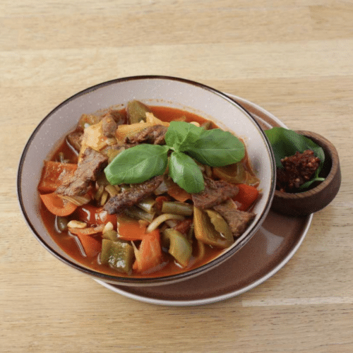 Lagman na mięsnym bulionie
