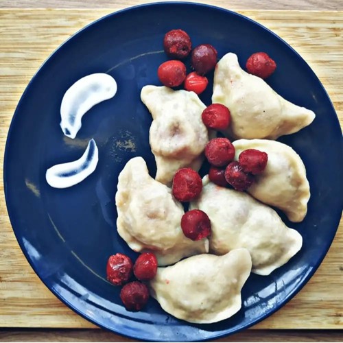 Pierogi z wiśniami 300g z ciasta drożdżowego