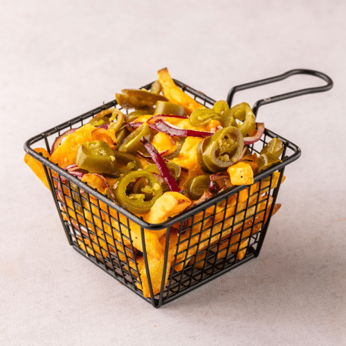 Frytki belgijskie 300g z jalapeno, czerwoną cebulą i sosem serowym