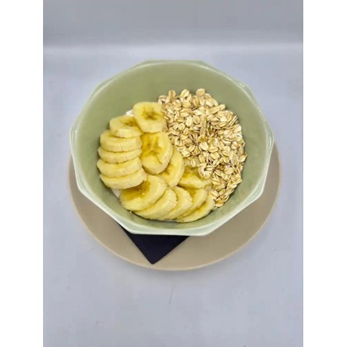 Jogurt z płatkami owsianymi, bananem, miodem i pastą tahini
