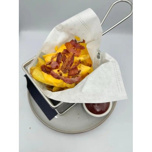 Frytki z serem cheddar i bekonem