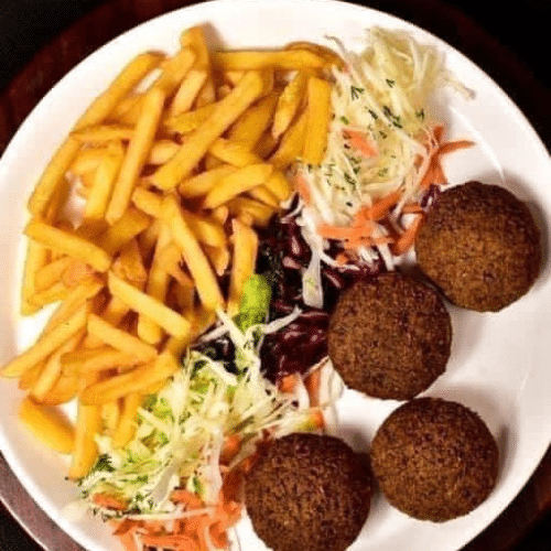 Danie na talerzu falafel