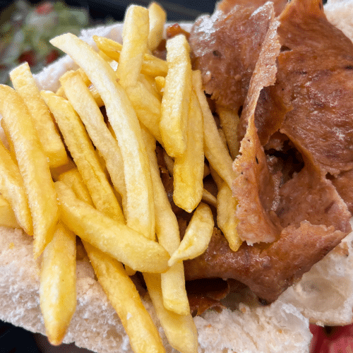 Kebab w bułce z frytkami