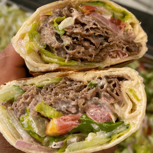 Sarma z mięsem i sałatką grecką