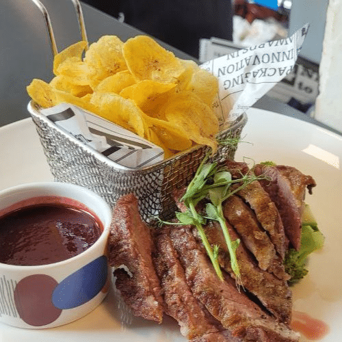Presa iberica con salsa de frambuesas y chips de platano macho