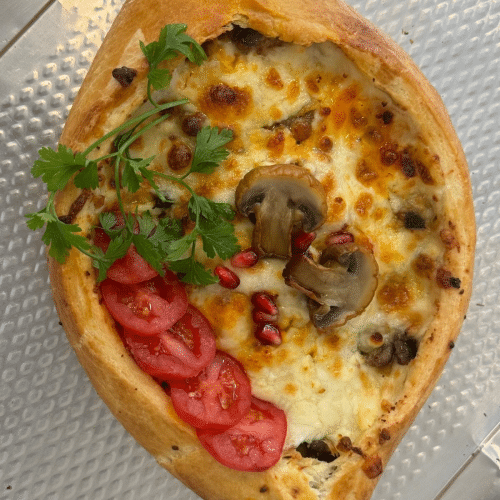 Chaczapuri Adżarskie z mięsem i pomidorem