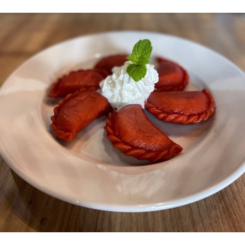 Pierogi różowe z twarożkiem i malinami