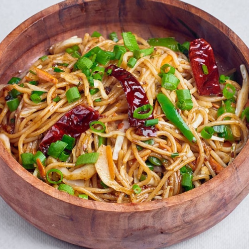 Schezwan noodle chicken