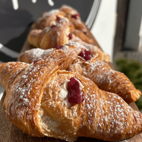 Croissant o smaku białej czekolady z maliną