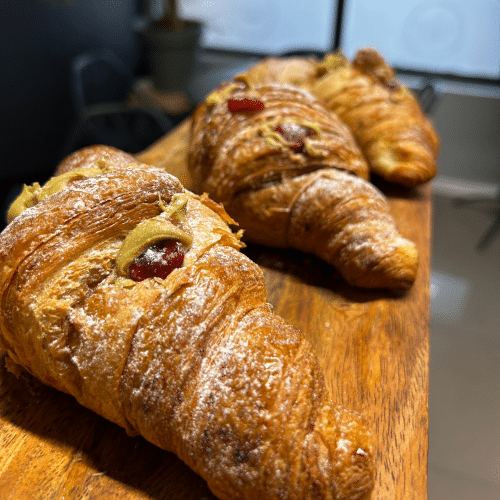 Croissant o smaku pistacjowo-malinowym