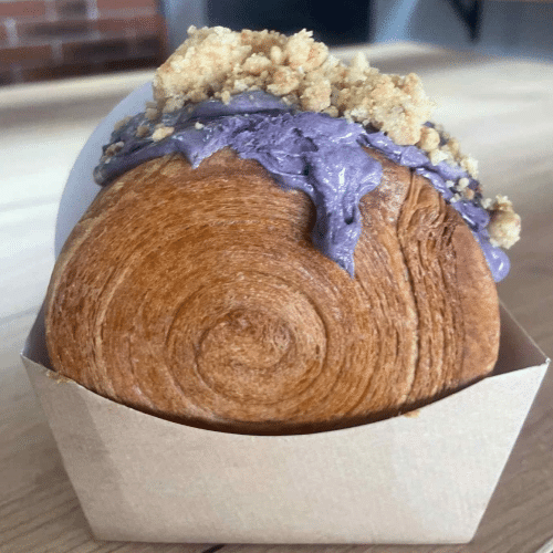 New York Roll z kremem jagodowym i puszystą kruszonką