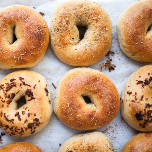 Bajgiel z wybraną posypką