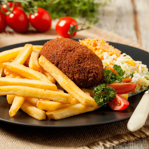 Kotlet de volaille z frytkami i surówką