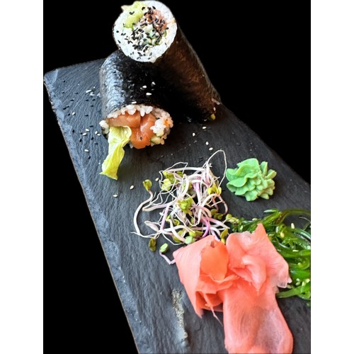 Hand roll z łososiem