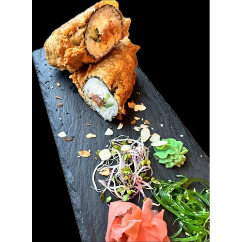 Smażony hand roll z łososiem i serem cheddar