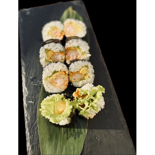 Futomaki z krewetką w tempurze i mango