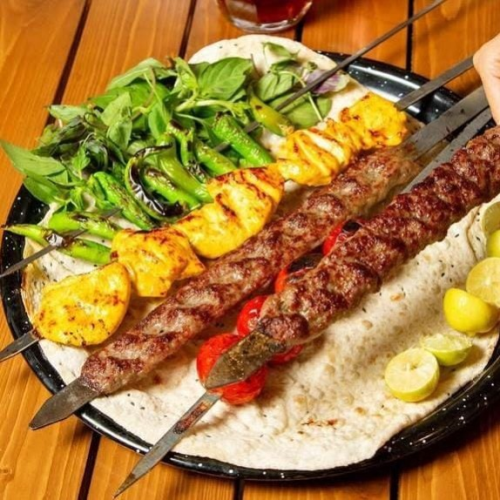 Mix grill w talerzu King z szaszłyki kurczaka i wołowo baranie
