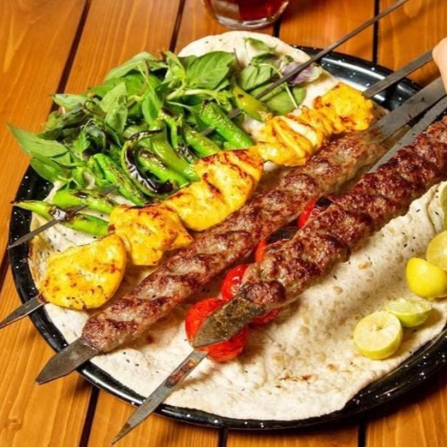 Mix grill w talerz King z szaszłyki kurczaka i wołowo baranie