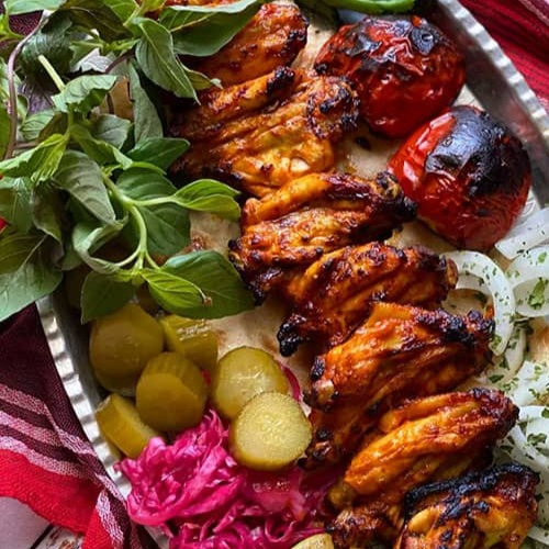 Talerz rodzina z grillowania skrzydełka kurczaka