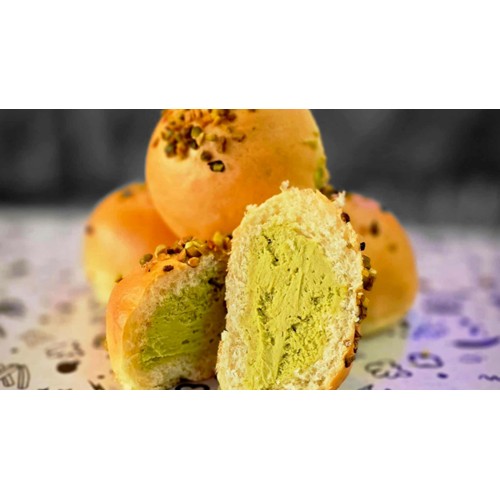 Bułeczka z nadzieniem pistacjowym