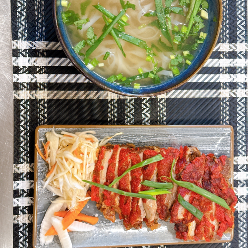 Zupa Pho z kaczką pieczoną