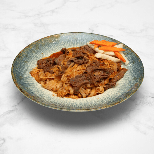 Pad Thai z wołowiną, kiełkami i orzeszkami
