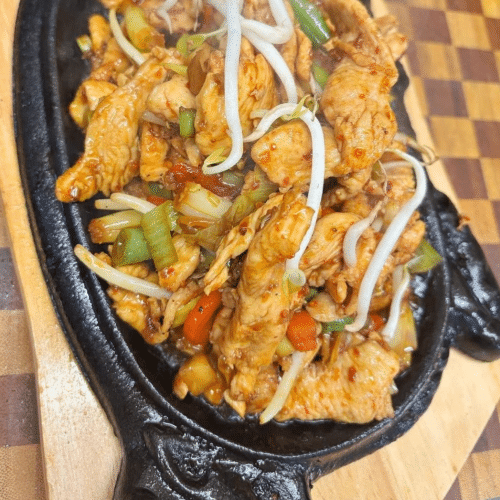 Kurczak z czosnkiem na gorącym półmisku