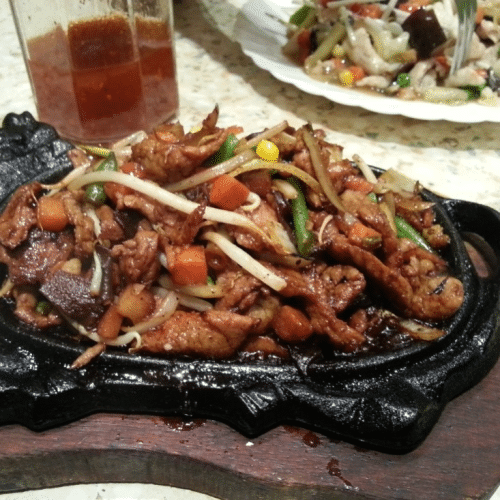 Wołowina z czosnkiem na gorącym półmisku