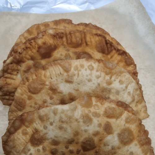czeburek z pieczarkami polany sosem czosnkowo-jogurtowym