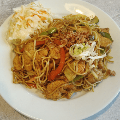 Smażony makaron chiński z kurczakiem