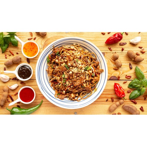 Chiński makaron z warzywami i wieprzowiną