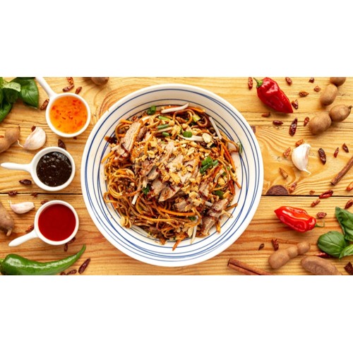 Chiński makaron z warzywami i kaczką duży