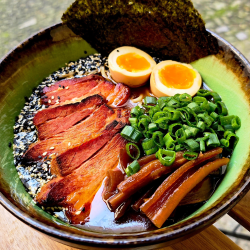 Tonkotsu z wolno gotowanym boczkiem i oliwą mayu.