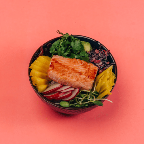 Poke bowl pieczony łosoś