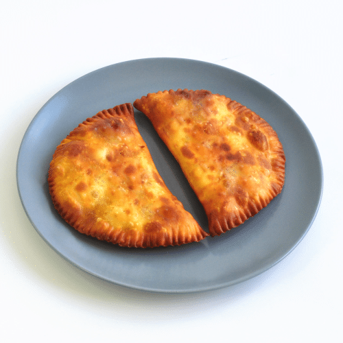 Czebureki z wieprzowiną, serem i pomidorami